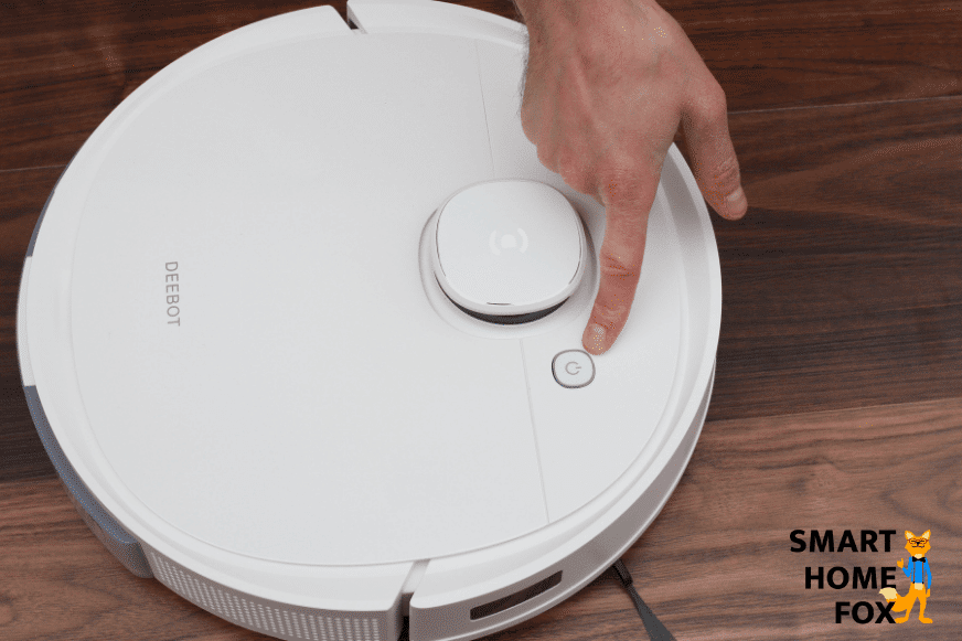 Steuerungsknopf des Ecovacs Deebot T9 auf der Oberseite des Saugroboters in der Nahaufnahme